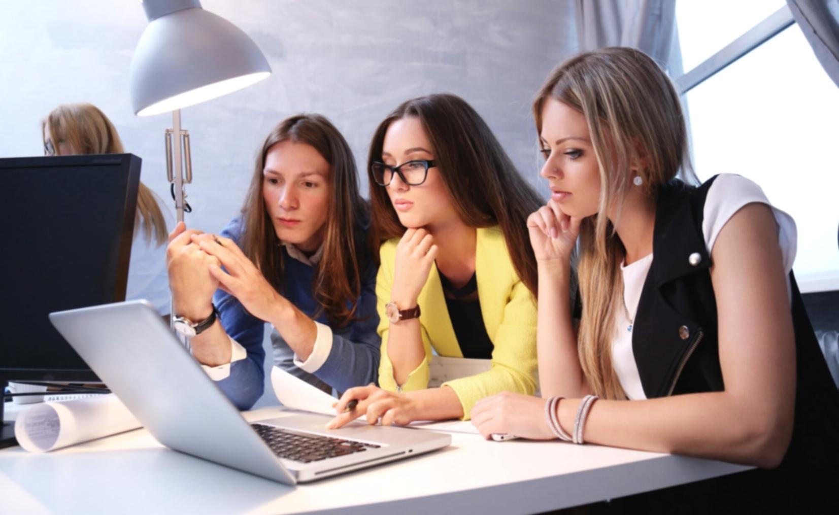 Equipo de especialistas en finanzas corporativas trabajando en análisis presupuestario